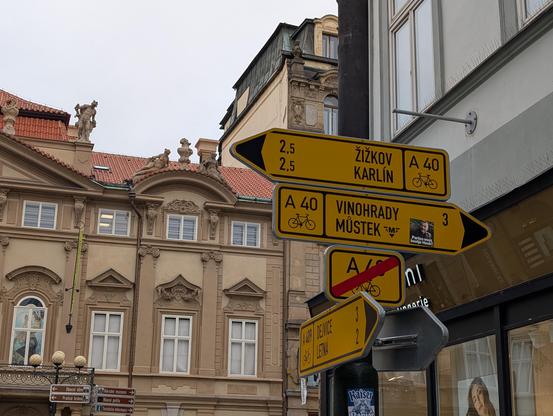 Bicycle directions. The bicycle routes are numbered, the upcoming street is route A40.