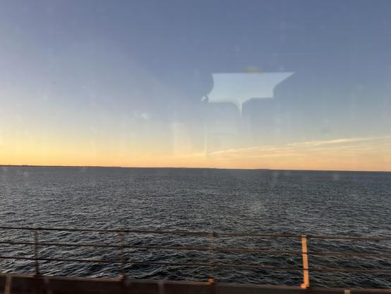 Fra Storebæltsbroen mod Samsø. Smuk solnedgangs-gradient i horisonten.