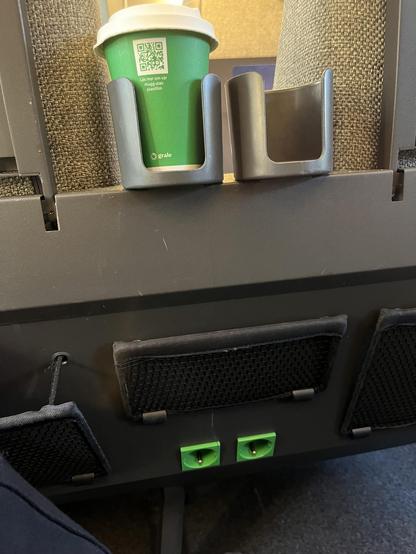 Mellem sæderne og hæftet på sædernes foran: to kopholdere (min kaffekop står i den ene) og neden under finder man to stikkontakter over hvilken der er en lille lomme. Genialt til at lægge sin mobil i.