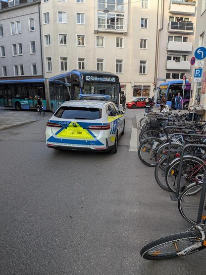 Zwei Busse müssen warten. Die Fahrer stehen rum und warten auch.