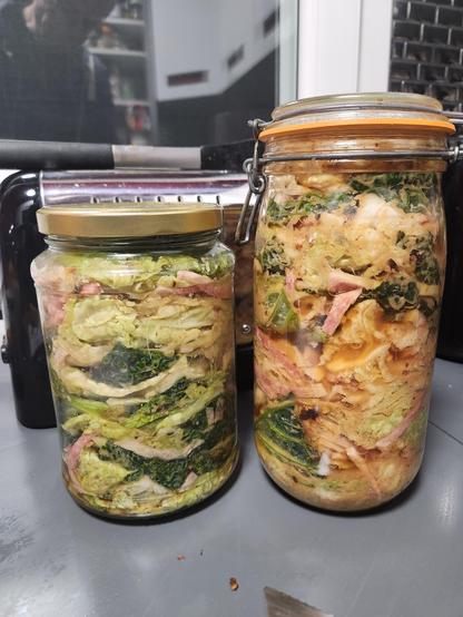 Deux bocaux de kimchi, conformément au texte