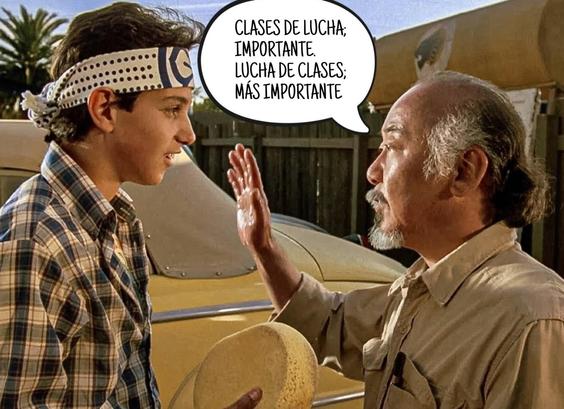 Fotograma de la película "Karate kid". 
Aparecen el joven Daniel San y su maestro, el Señor Miyagi. 
En un bocadillo de diálogo, el Señor Miyagi dice: —Clases de lucha; importante. Lucha de clases; más importante.