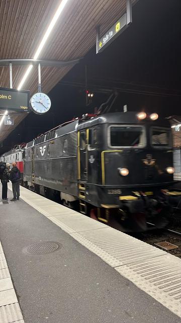 Nattog nr 91 kommer til perron i Umeå.