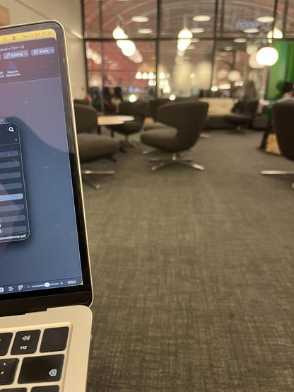 Loungen. Der er faktisk andre mennesker selvom stolene her er tomme. Man har udkig til banegårdshallens smukke loft-/tagkonstruktion.