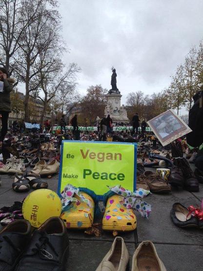 Place de la République paris 
#Vegan for peace sur un panneau posé devant des paires de chaussures.