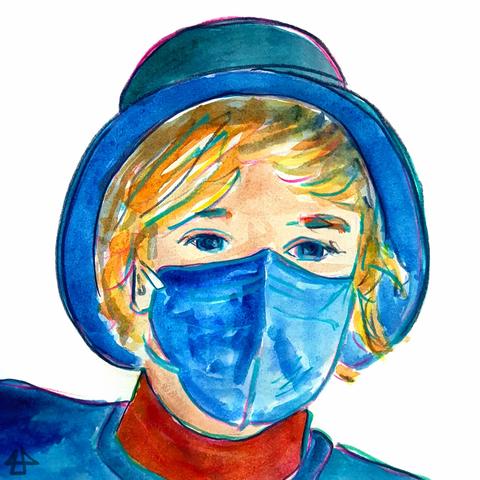 Aquarellierte Buntstiftzeichnung, eine Person mit blonden kurzen Haaren die das Gesicht einrahmem, mit rotem Rolli und auf dem Kopf ein blauer Hut dazu passend die blaue FFP2 Maske.