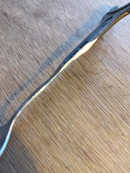 Zoom de 3/4 sur une cuillère, où à la transition cuillère/clé le métal est très fin (1mm?)