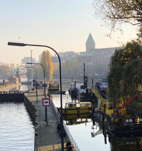 Die Aufnahme zeigt die historische Mühlendammschleuse an der Spree in Berlin-Mitte am Rolandufer, im Hintergrund mit dem markanten Turm der Parochialkirche