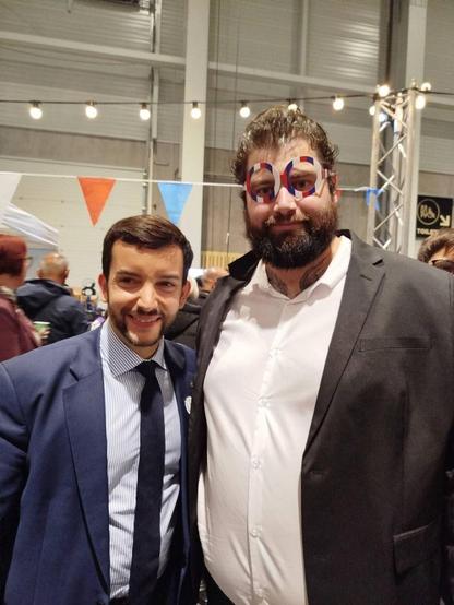 Photo prise au congrès du RN.
Jean Philippe Tanguy à gauche et Alexis Deflandre à droite portant des lunettes bleu blanc rouge ridicules.
Ils sont bras dessus, bras dessous et sourient.