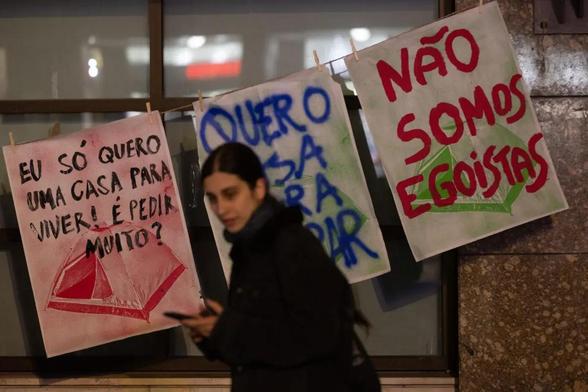 Banners in the Porto acampment: one of them reads "I just want a house to live", another, "We are not selfish".