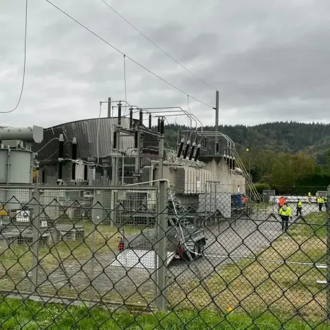Umspannwerk Freiburg Littenweiler mit einem "zugeflogenem" Metalldach zu dem Sturm um den 25.10.2026 und der Notschaltung Stromausfall. Aufgenommene Außenaufnahme an einem grauen Morgen mit dem Schwarzwald im Hintergrund