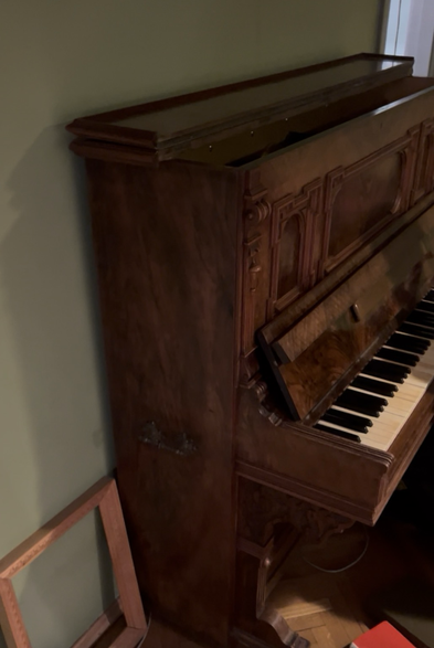 picture of an old brown piano