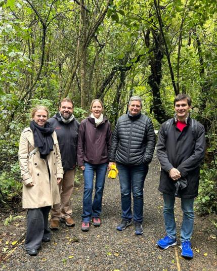 Gruppenfoto aus dem Naturschutzgebiet Zealandia in Wellington. V.l.n.r.: Lara Riefle (BSI), Ferdinand Jenrich (stv. Botschafter Neuseeland), Kristina Jonek (Botschafterin Neuseeland), Claudia Plattner (BSI-Präsidentin), Florian Thurner (BSI).
