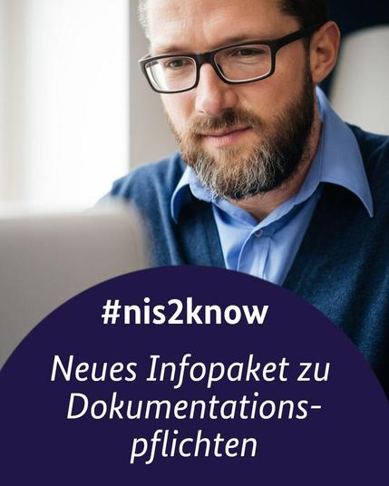 Weißer Text auf dunkellilanem halbkreisförmigem Hintergrund: "#nis2know Neues Infopaket zu Dokumentationspflichten". Über dem Text befindet sich ein Bild von einem Mann im Hemd, der auf einen aufgeklappten Laptop blickt. Er trägt eine Brille.